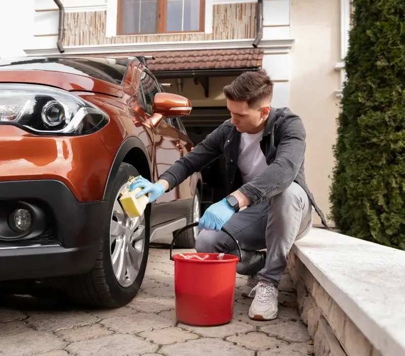 Lavage auto à domicile Lamballe-Armor : professionnel intervenant sur un véhicule